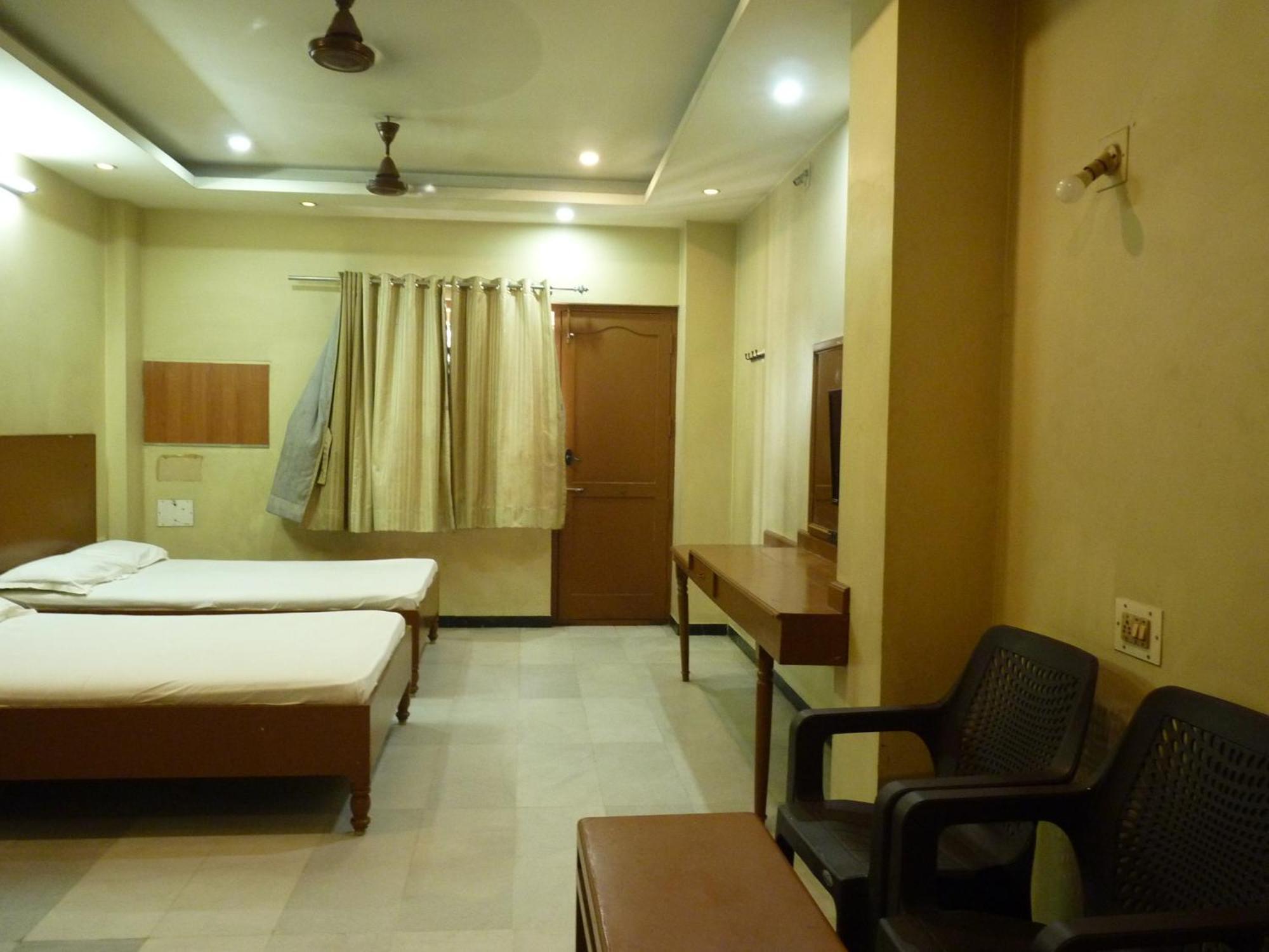 Nanda Lodge Mettuppālaiyam Exterior foto