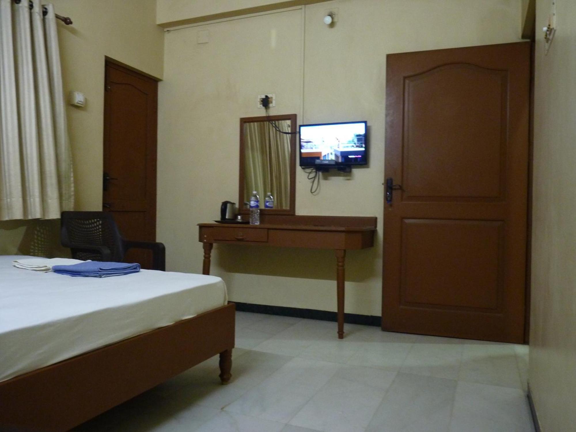 Nanda Lodge Mettuppālaiyam Exterior foto